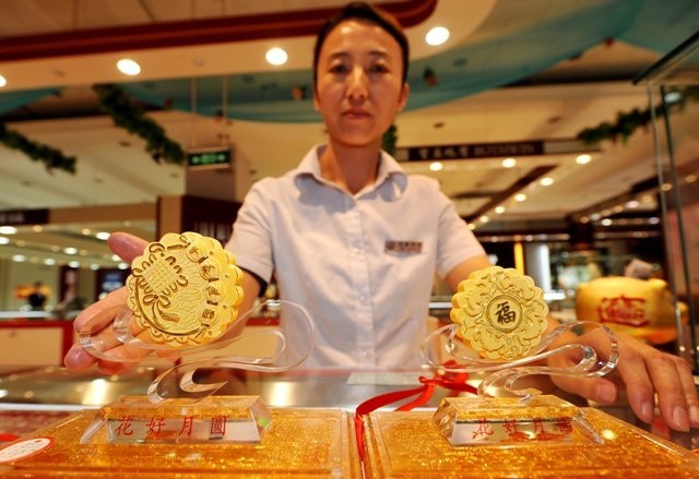 cặp bánh trung thu dát vàng