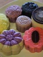 Bánh Trung Thu ở các nước Châu Á mang nhiều màu sắc, hình dạng và hương vị đặc trưng cho con người, nền nông nghiệp, nét độc đáo của văn hóa nước đó.