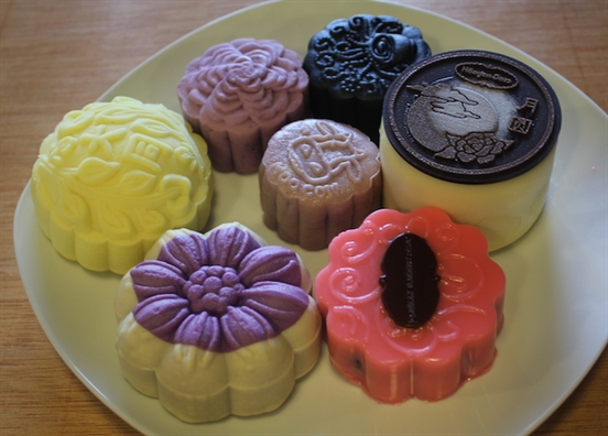 Bánh Trung Thu ở các nước Châu Á mang nhiều màu sắc, hình dạng và hương vị đặc trưng cho con người, nền nông nghiệp, nét độc đáo của văn hóa nước đó.